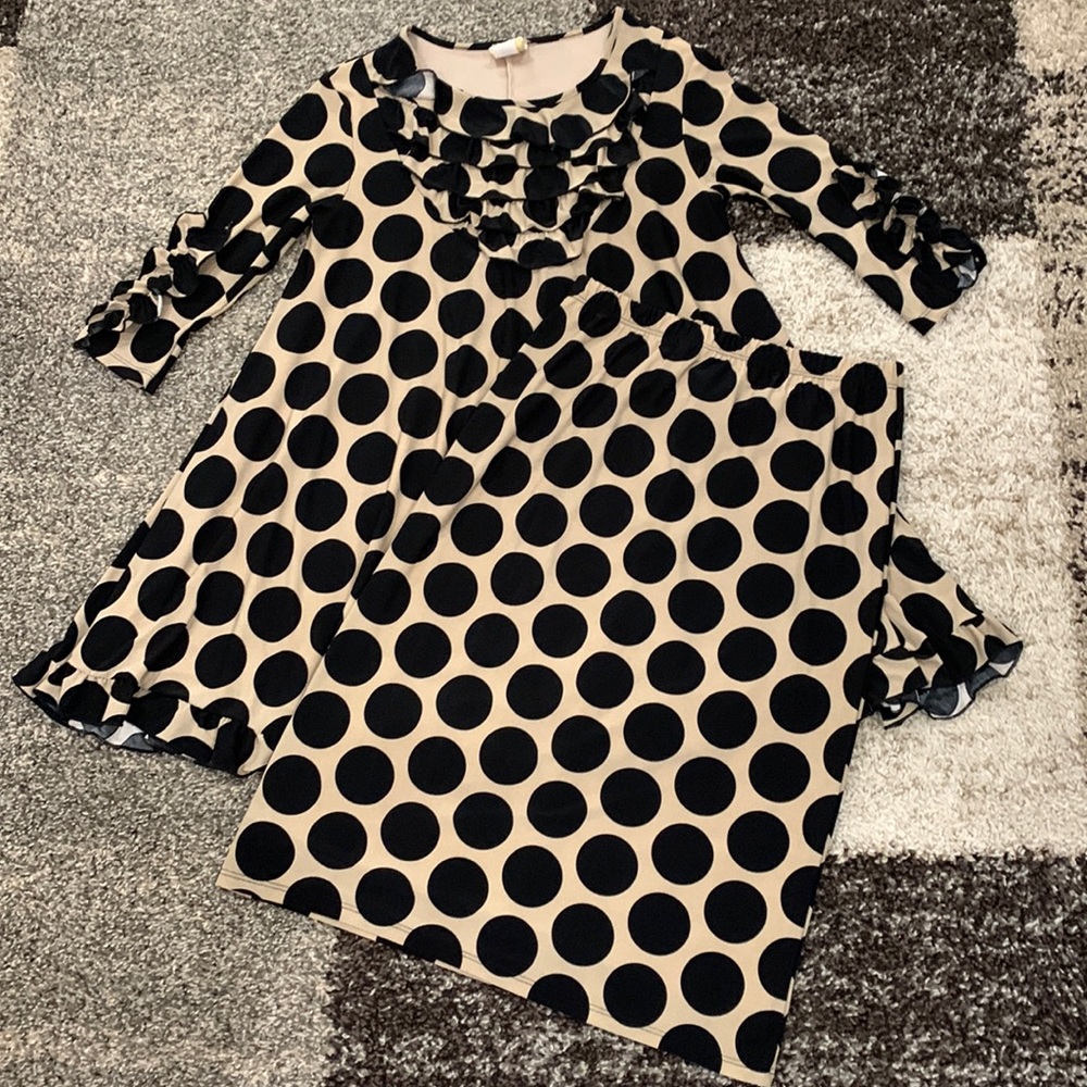 Zadie B’s tan/black top & skirt. Top size S, skirt size L. Skirt runs small.